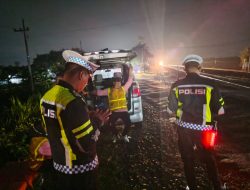 Jalan Licin Akibat Hujan Rintik, Banyak Pemotor Jatuh di Perlintasan Kereta Api Nganjuk-Madiun