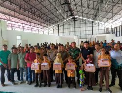 Bagikan Seragam Sekolah Gratis, Babinsa Baron Bekali Semangat Belajar Siswa SD/MI