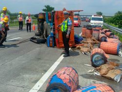 Pecah Ban, Truk Ikan Terguling di Tol Jombang – Mojokerto