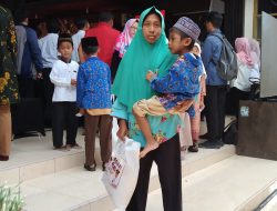 Berkah Ramadan, Ibu Tunggal ini, Terima Bantuan Sembako dan Angpao dari Bupati Marhaen