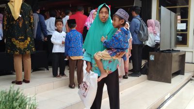 Berkah Ramadan, Ibu Tunggal ini, Terima Bantuan Sembako dan Angpao dari Bupati Marhaen