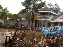 Hujan Deras Dam Tanjungrejo Tersumbat Ranting pohon dan Bambu, Air Meluap ke Jalan