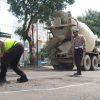 Tekan Angka Lakalantas Satlantas Nganjuk Tandai Lubang Jalan di Akses Nasional