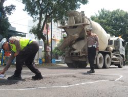 Tekan Angka Lakalantas Satlantas Nganjuk Tandai Lubang Jalan di Akses Nasional