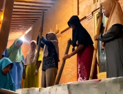 Tabuh Lesung Sampai Makan Nasi Liwet Tradisi Ritual Gerhana Bulan di Jombang