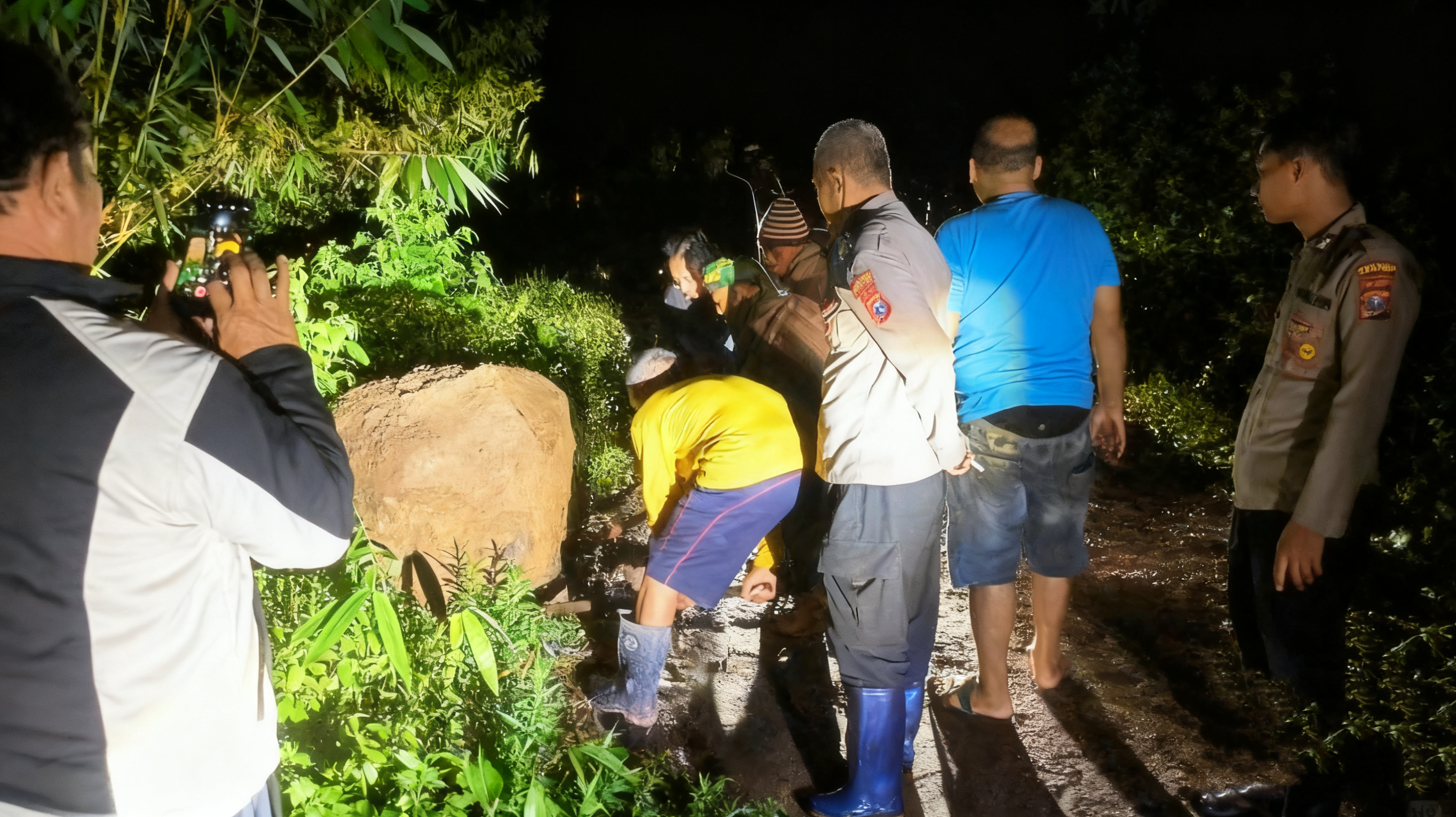 Diguyur Hujan Deras Ngetos Longsor, Warga dan BPBD Sinergi Evakuasi Material di Jalan Klodan – Blongko