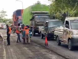 Jelang Lebaran, Jalan Nasional yang Rusak Parah di Jombang Dilakukan Perbaikan