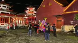 Goyang Tandu Sakral Ramaikan Cap Go Meh 2026, Klenteng Tertua di Jombang Bagi Takjil dan Sajikan Ribuan Porsi Lontong