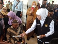 Gubernur Khofifah Salurkan Bansos Rp 8,7 Miliar di Nganjuk