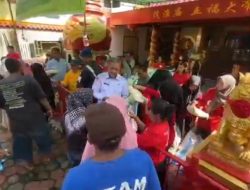 Di Tengah Lonjakan Harga Pangan, Klenteng di Jombang Bagikan 1000 Paket Beras 