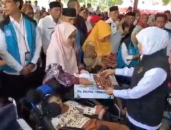 Khofifah Salurkan Bansos Rp 13 Miliar ke Jombang, Bantu 30 Drum Aspal untuk Mudik Aman