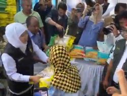 Antusias Warga Jombang Berebut Pasar Murah Jelang Lebaran, Khofifah Bagikan Beras Gratis untuk Lansia