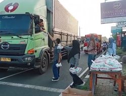 Pengacara Muda Kertosono Turun ke Jalan, Bagi Takjil Gratis Bikin Hati Jadi Hangat