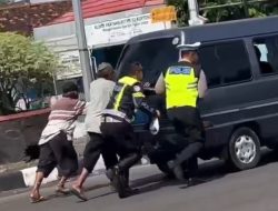 Tak Hanya Atur Lalin, Satlantas Nganjuk Bantu Dorong Mobil Mogok di Kertosono
