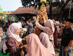 Berebut Gunungan Ketupat, Warga Kepuh Bener Ngalap Berkah di Tradisi Kupatan