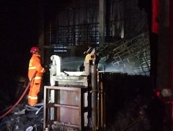 Gudang Rongsokan Terbakar, Kerugian Capai Rp350 Juta, Damkarmat Nganjuk Kerahkan 3 Armada