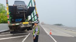 Sopir Ngantuk, Truk Tabrak Guardrail di Tol Kertosono – Nganjuk
