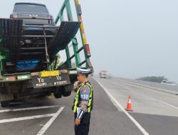 Sopir Ngantuk, Truk Tabrak Guardrail di Tol Kertosono – Nganjuk