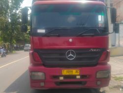 Aksi Heroik Personel Polsek Baron Selamatkan Nyawa Pengendara yang Tabrak Bak Belakang Truk